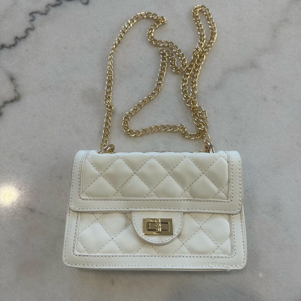 Small white leather shoulder bag with gold chain
